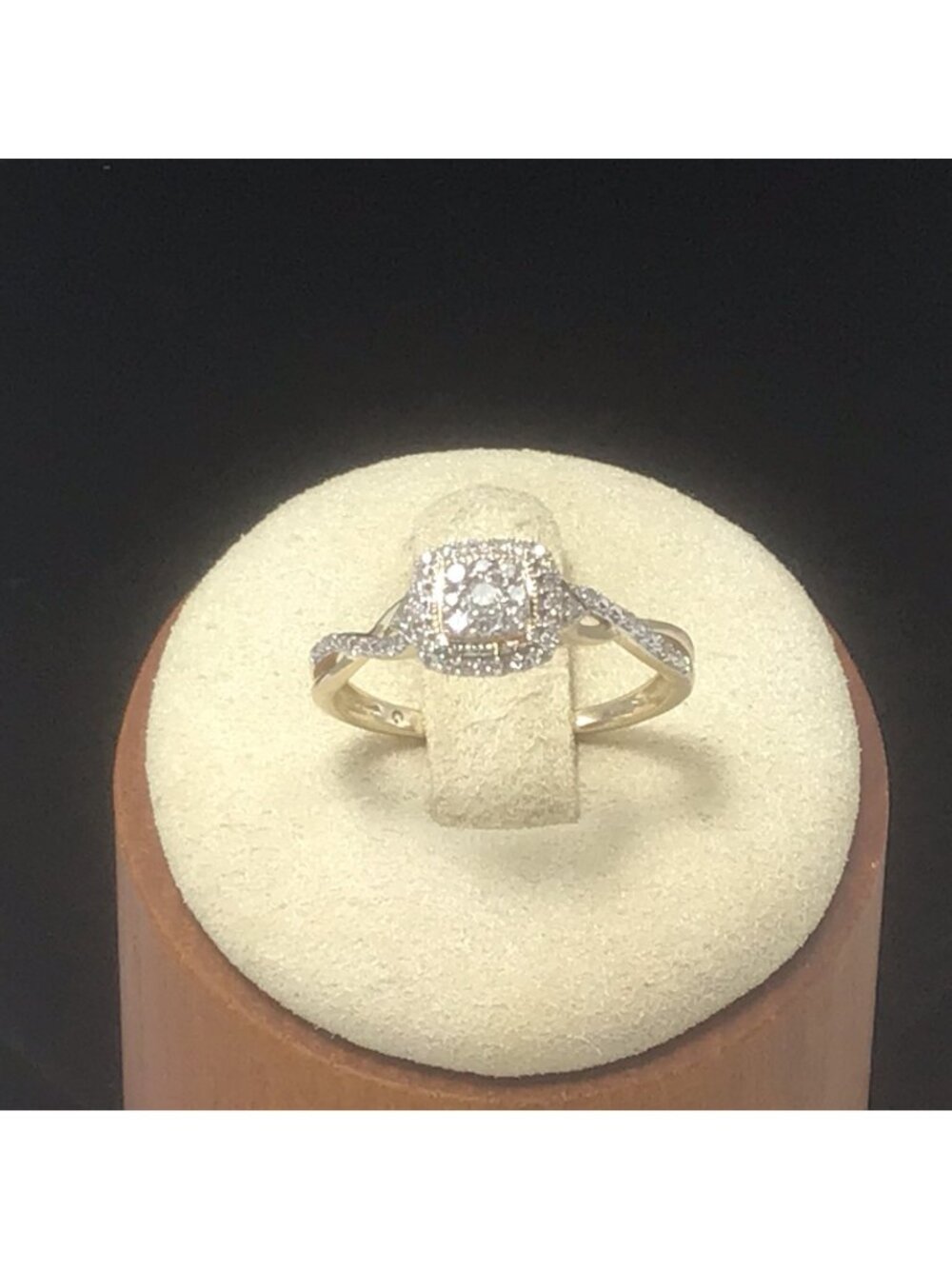 10K Yellow Gold Diamond Ring 1.9 Grams Size 7